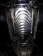 * Ancien, Grand Vase Blanc Transparent En Verre Soufflé, Circulaire Avec Facettes En Relief  (damiers Et Volutes) - Vidrio & Cristal