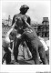 AJJP8-0749 - METIER - ROBERT DOISNEAU - VENUS PRISE A LA GORGE - JARDIN DES TUILERIES  - Andere & Zonder Classificatie