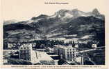 BARCELONNETTE - La Caserne. Dans Le Fond, Le Pain De Sucre Et Le Chapeau De Gendarme - Barcelonnette