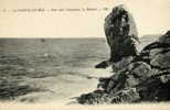 LA POINTE-du-RAZ    -    Baie Des Trépassés,  Le Menhir   (la Carte A Voyagé En 1932) - La Pointe Du Raz