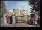 Jolie CP Angleterre Sentries At The Gates Of Windsor Castle - Soldats Sentinelles Devant Le Château - A Circulée - Windsor Castle