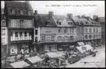 50 VALOGNES -384- Le Marché Aux Légumes - Place Vicq D'Azir Animée, Ed Librairie Brochard, Boutiques, Coins Cornés - Valognes