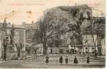 VIVIERS Place De La Roubine, 5 Enfants Sur La Place, Le Café De Paris En Fond - Viviers