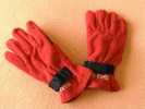 Gants Rouges Coca-cola - Neufs Avec étiquette - Réalisés En Polaire - Longueur Totale De La Main: 25 Cm - Avec Attache P - Other & Unclassified