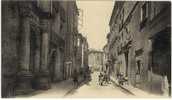 Carte Postale Ancienne Pézenas - La Rue Victor Hugo Et La Fontaine Vedel (XVIIIe) - Pezenas