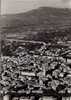 CPSM. CARPENTRAS. VUE GENERALE AERIENNE. DANS LE FOND . LE MONT VENTOUX. DATEE 1961. DENTELLEE. - Carpentras