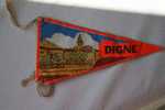 FANION-BLASON-ECUSSON-PLASTIC -FORME TRIANGULAIRE-ATTACHES-CORDELETTE:SOUVENIR P/AUTOMOBILE-BATEAU:DIGNE-04-ALPES HAUTE - Souvenirs