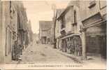 35 - LA GUERCHE-de-BRETAGNE  -  La Rue De Rannée - Café Galivel, Magasin Lodé-Touin - La Guerche-de-Bretagne