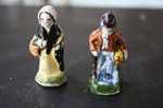 2 FEVES -FIGURINES - PETITS OBJETS DE VITRINE OU DECORATION POUR LA CRECHE -COUPLE - Santons