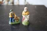 2 FEVES -FIGURINES - PETITS OBJETS DE VITRINE OU DECORATION POUR LA CRECHE -COUPLE - Santons