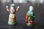 2 FEVES -FIGURINES - PETITS OBJETS DE VITRINE OU DECORATION POUR LA CRECHE -COUPLE - Santons