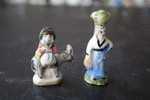 2 FEVES -FIGURINES - PETITS OBJETS DE VITRINE OU DECORATION POUR LA CRECHE -COUPLE-ANE- - Santons