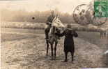 Carte Photo  La  Présentation D'un  Jockey Sur Son Cheval   Année 1928   Coté Verso  Cachet  Avec Lettre G - Paardensport
