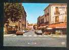 Marseillan (34) - Rue Général De Gaulle Avec La Mairie ( Animée Automobile FORD Renault Bar Restaurant Hôtel APA POUX ) - Marseillan