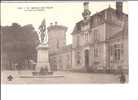 MEHUN-SUR-YÈVRE. - La Place Du Chateau. - Mehun-sur-Yèvre