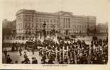 L112 - BUCKINGHAM Palace à Londre - Défilé Militaire Musique - Buckingham Palace