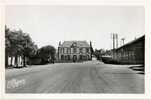 CPSM - Courtenay (Loiret) Le Mail - L'Ecole Des Garçons - Courtenay