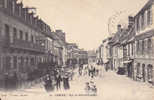 CARHAIX.  _  Rue Du Général Lambert. Animée. Femmes Avec Coiffe Et Collerette, Groupe D'enfants, Marin Enseigne Hotel D' - Carhaix-Plouguer