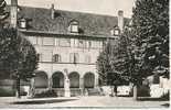 AIGUEPERSE La Cour De L'Hôtel De Ville Et La Statue De Michel De L'Hospital - Aigueperse