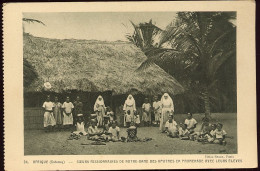CPSM Non écrite Afrique Dahomey Soeurs Missionnaires De N. D. Des Apôtres En Promenade Avec Leurs élèves (issue Carnet) - Dahomey