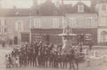 L´ISLE Sur SEREIN :La Place De La Fontaine Et La Quincaillerie TISSIER - Rare Carte Photo - Grosse Animation. - L'Isle Sur Serein