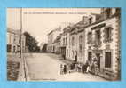 CPA -  La Roche Bernard - Rue De L'hôpital - Animée -famille Bretonne-56- Morbihan - La Roche-Bernard