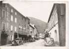 AXAT ( AUDE) CARTE PHOTO DE LA GRAND ' RUE (HOTEL POUDADE A GAUCHE) - Axat