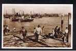 RB 586 - Real Photo Postcard Fish Market In Folkestone Harbour Kent - Boats & Fishermen - Folkestone