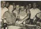 P 144 - HASSENFORDER Signe Des Autographes à La Fin De L´étape -  Le 13 7 1955 - - Radsport