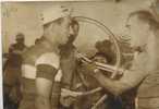 P 200 - PHOTO -POBLET ET DEFILIPIS Régland Leur Matériel.- Voir Description - 26 6 1957 - - Ciclismo