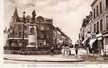 76 Bolbec La Place Desgenetais Et Le Monument Animée - Bolbec