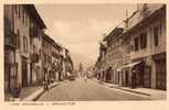 AIGUEBELLE Grande Rue. (pompe Essence Etoile, Tabac, épicerie Mercerie Poterie, ? Curé Avec Parapluie ?). - Aiguebelle