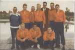 0055. Nederlandse Waterpoloploeg Met Trainer Frans Kuyper - Blue Band Sportboek - Sport - De Miranda-bad In Amsterdam. - Autres & Non Classés