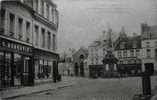 La Grande Fontaine Et La Halle Au Beurre Vue Prise De La Rue De L´église - Gournay-en-Bray