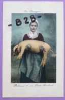 CPA - EN BRETAGNE - Folklore, Régionalisme, Bretonne Porte-Bonheur (costume Traditionnel, Porc,cochon) (carte Colorisée) - Pigs