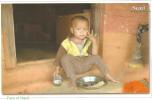 CPM NEPAL JEUNE ENFANT MANGEANT SON MISERABLE REPAS VILLAGE PRES DE KATMANDOU (NON ECRITE ) - Nepal