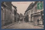 80 SOMME - CP ANIMEE ROYE - LA RUE D´AMIENS - Mme PAUL CAFLET LIB. A ROYE - CIRCULEE EN 1909 - Roye