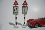 : RARE !!!!!  Lot De 2  Panneaux  En Zamac  De Marque Gilco  (  Made In England ) - Toy Memorabilia