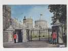 PO3088# REGNO UNITO - SENTRIES AT THE GATES OF WINDSOR CASTLE  VG 1968 - Windsor Castle
