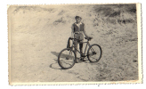 1 Photo Originale D'un Cycliste Sur Le Plage Du Bois En Ré - Ile De Ré (17) ... Bicyclette, Vélo 1955 - Radsport