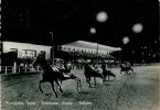 MONTECATINI TERME. CORSA DI CAVALLI NOTTURNA NELL'IPPODROMO SESANA. BELLA CARTOLINA DEL 1930 - Paardensport