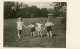 Four Small Children Taking A Walk At The Countryside Of A Mansion - Scherenschnitt - Silhouette