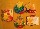 ALIMENTAIRE LOT DE 5 PIN'S VICO GUITARE TIR A L'ARC DICTEE GEOMETRIE GEOGRAPHIE - Lots