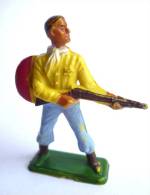 FIGURINE MICHEL ( Starlux ) COWBOY FUSIL A LA HANCHE Marqué En Creux Michel - Starlux