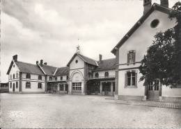 C.G.T. Oeuvres Sociales - Aerium Jean-Pierre Timbaud à Vouzeron (Cher) - Façade De L´aerium - Vouzeron