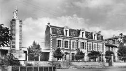 CPSM 63 VIC LE COMTE LE MONUMENT AUX MORTS 1939 1945 ET L ECOLE DE GARCONS 1962 - Vic Le Comte