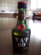 Vat 69 - Finest Scotch Whisky: Bottiglia Mignon Tappo Metallico. WM. Sanderson & Son LTD, South Queensferry Scotland - Spiritueux