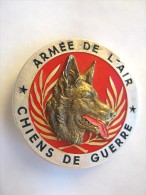 RARE INSIGNE CHIEN ARMEE DE L´AIR LES CHIENS DE GUERRE (TRANSLUCIDE) Y. DELSART ETAT EXCELLENT - Armée De L'air