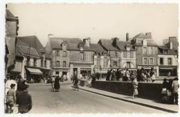 LOCMINE. - Place De L'Eglise. Commerces Et Animation - CPSM 9x14 - Locmine