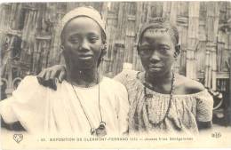Thème Des Zoo Humains- Jeunes Filles Sénégal- Village Noir-Exposé à Clermont-Ferrand -Expo. 1910 -  -CPA Ethnique Scan) - Non Classés